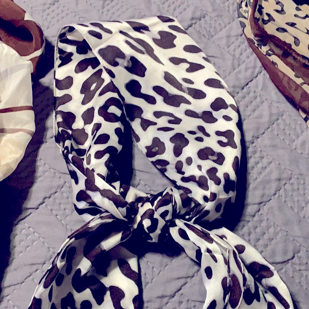 Bundle of 3 small scarfs 🧣 excellent condition.super cute - Picture 5 of 6